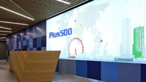 Plus500が2024年上半期に大幅な業績成長を達成。収益 (Plus500 収益) とEBITDAが増加。