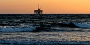 最近の原油価格下落の理由を解説します。OPECプラスの増産期待や貿易摩擦がどう影響しているのか、今後の市場見通しもご紹介。