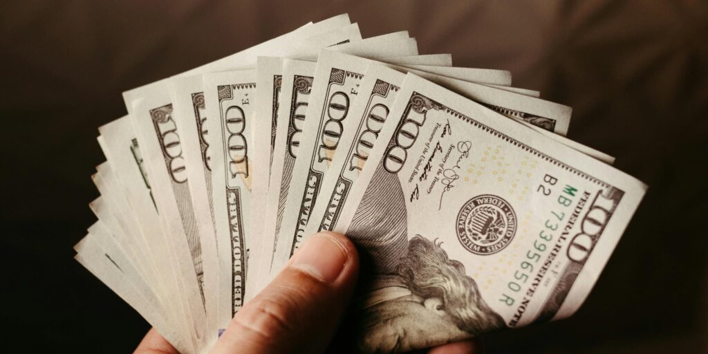 最近のドル安の背景と、今後の為替市場の見通しについて解説します。投資家にとって重要な情報が含まれています
