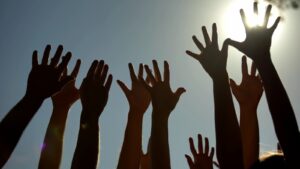 低投票率は、多くの民主主義国家で懸念される現象です。この記事では、低投票率の現状と原因、社会への影響を詳しく解説します。