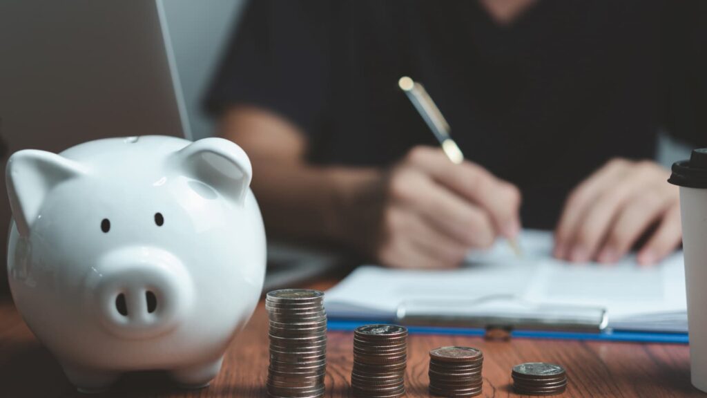 「年金制度改革」が英国で活発に議論されています。DWPによる資産調査導入の可能性やトリプルロック廃止が年金生活者に与える影響、そして将来の年金制度の持続可能性と世代間公平性について詳しく解説します。