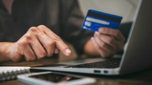 信用評価に悪影響？海外旅行での安易なクレジットカードのキャッシングは危険です。本記事では、信用評価を守りつつ海外で賢くカードを使う方法、手数料を節約するコツ、トラブル対策まで専門家が詳しく解説します。