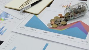 金融政策がユーロ圏の債券利回りに与える影響を詳しく解説。欧州中央銀行(ECB)やFRBの動向、貿易問題が市場にどう作用するのか、今後の見通しまでを初心者にも分かりやすく説明します。
