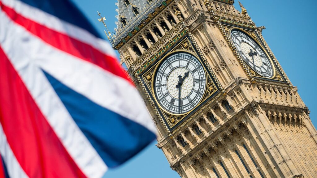 民主主義改革の一環として、英国は選挙権年齢を16歳に引き下げます。この歴史的な変更が若者の政治参加や選挙に与える影響、そして世界の動向について詳しく解説します。