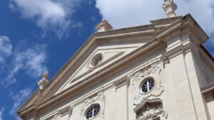 中央銀行の独立性とは何か？アイルランド政府がイスラエル債を巡り下した判断を基に、その重要性と課題を解説。