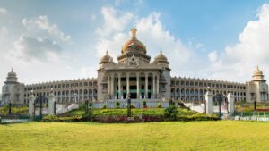 指導者交代を巡り揺れるインド・カルナータカ州。国民会議派内の権力闘争は一時沈静化しましたが、根本的な対立は未解決です。