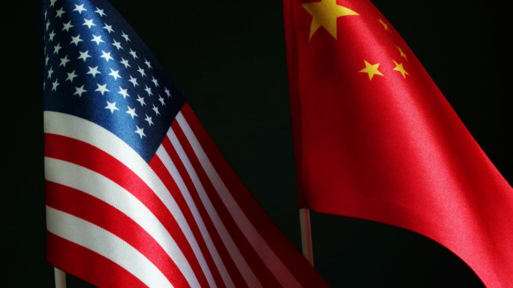 貿易戦争は世界経済に大きな影響を与えます。特に米中の対立は深刻です。この記事では、貿易戦争の歴史的経緯、現状の関税措置、そして日本経済への具体的な影響について、専門家が分かりやすく解説します。