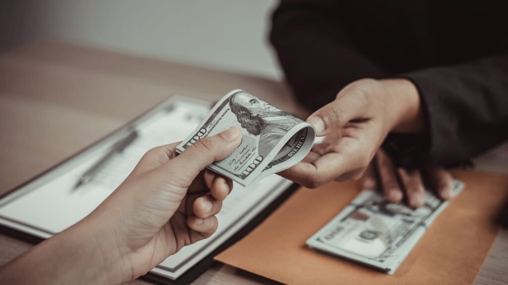 所得格差は、現代社会が抱える深刻な問題です。この記事では、所得格差が生まれる原因、日本の現状、そして私たちにできる対策について、具体例を交えながら専門家が詳しく解説します。