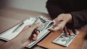 所得格差は、現代社会が抱える深刻な問題です。この記事では、所得格差が生まれる原因、日本の現状、そして私たちにできる対策について、具体例を交えながら専門家が詳しく解説します。